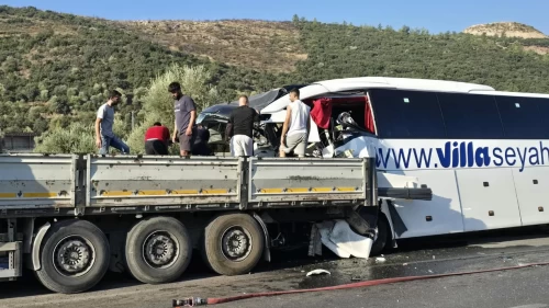 Muğla’da tur otobüsü TIR’a çarptI