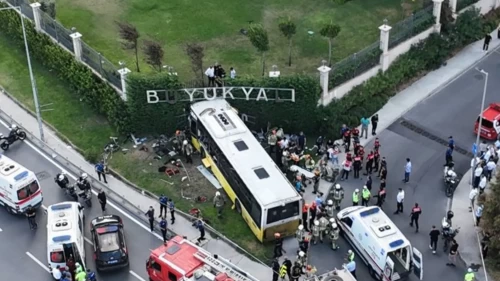 Zeytinburnu'nda İETT otobüsü duvara çarptı: 1 ölü, 17 yaralı