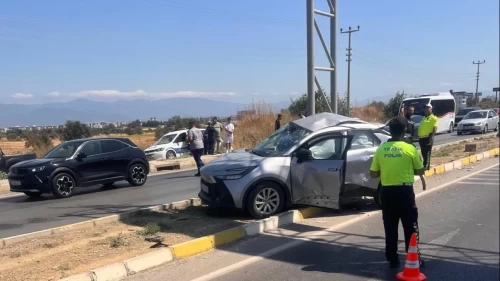 Kamyonla otomobil çarpıştı: 1 ölü, 2 yaralı