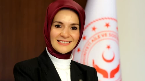 Bakan Göktaş'tan ikiz kızlarıyla Anıtkabir'i ziyaret eden aileye destek sözü: Yolculuklarında yanlarında olacağız