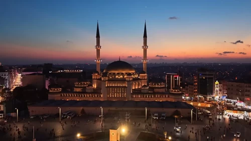 İstanbul’da Mevlid Kandili dualarla idrak ediliyor