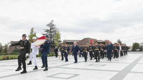 Bakan Güler'den Devlet Büyükleri Anıt Mezarlığı'na ziyaret