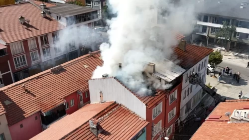 Kütahya’da 3 katlı binanın çatı katında yangın çıktı