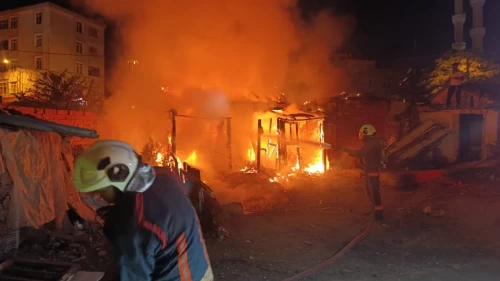 Edirne'de metruk bina alev alev yandı