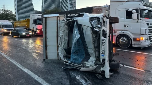 Esenyurt'ta 11 araç kazaya karıştı: 2' ağır 6 yaralı