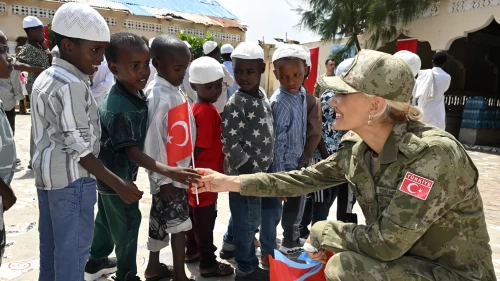 Somali'de Mehmetçik'ten yetim çocuklara yardım eli