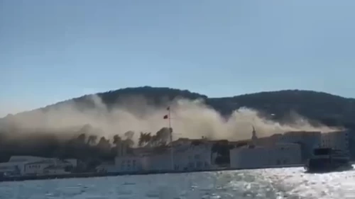 Heybeliada Deniz Harp Okulu'nun çatısında yangın