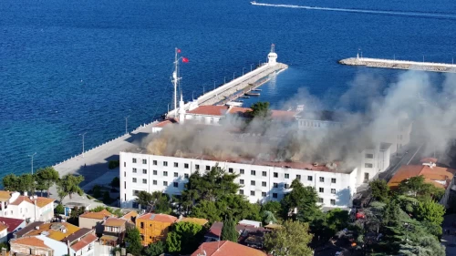 Heybeliada Deniz Harp Okulu'nda çatı yangını: Geniş çaplı hasar oluştu