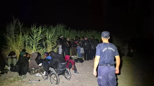 İzmir'de 62 düzensiz göçmen ile 1 göçmen kaçakçılığı şüphelisi yakalandı