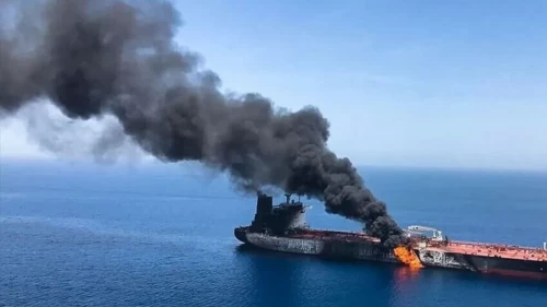 Suudi Arabistan açıklarında tankere mühimmat isabet etti!
