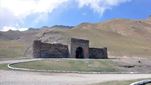 Kırgızistan’da tarihi Taş Rabat Kervansarayı için kapsamlı restorasyon başladı