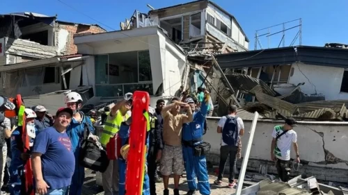 6 aylık bebek enkazdan sağ çıkarıldı
