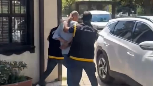 Saçlarını kazıttı, taksiye bindi ama kıskıvrak yakalandı