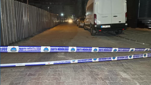 Sultangazi'de inşaat temelinde toprak kayması! Sokak trafiğe kapatıldı