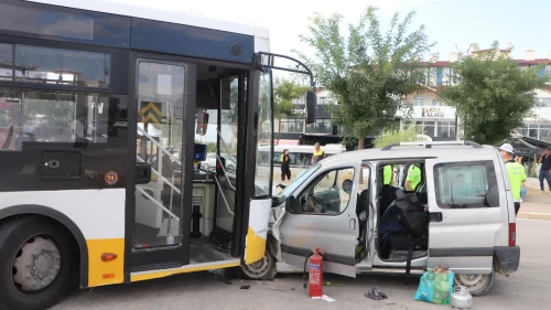 Halk otobüsü ve otomobil çarpıştı: 2’si çocuk 5 yaralı