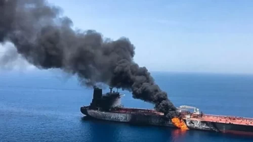 Suudi petrol tankeri balistik füzeyle hedef alındı