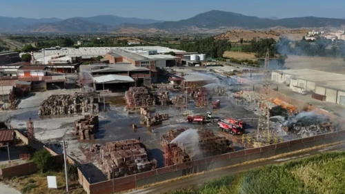 İzmir’de kağıt fabrikasının deposunda yangın çıktı