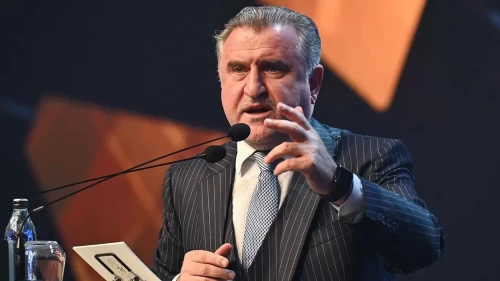 Bakan Bak'dan İtalya'da ülkemizi temsil edecek sporculara destek mesajı