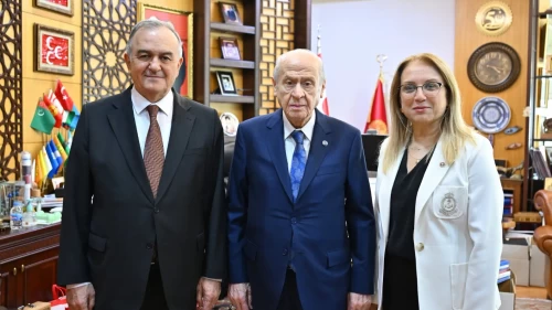 MHP TBMM Grubu'ndan Devlet Bahçeli'ye ziyaret: 'Lider Ülke Türkiye' hediyesi