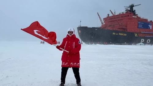Türk öğrenci Kuzey Kutbu'nda Türk bayrağını dalgalandırdı!