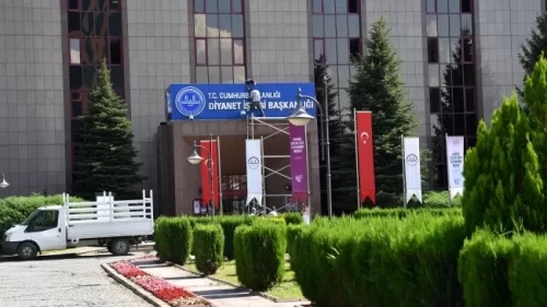'Bayrağımız asla indirilemez, ezanlarımız susturulamaz'