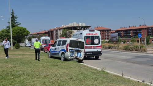 Kazaya yardıma giden polis aracına otomobil çarptı!