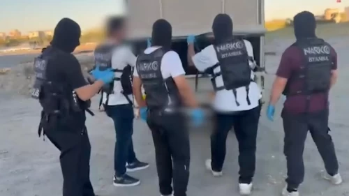 Zeytinburnu'nda uyuşturucu operasyonu: Araçtan 83 kilo skunk çıktı