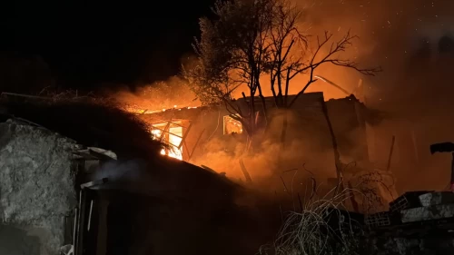 Kütahya’da bahçede başlayan yangın evi küle çevirdi