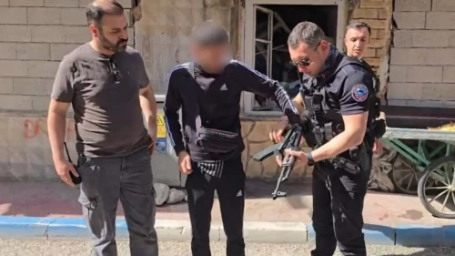 Sokakta kar maskeli ve silahlı şahıs paniği!