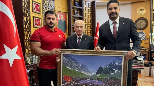 Taha Akgül'den MHP Lideri Devlet Bahçeli'ye, kurt figürlü özel hediye!