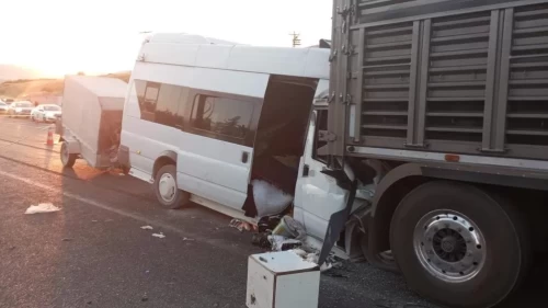Malatya'da tarım işçilerini taşıyan minibüs tıra çarptı!
