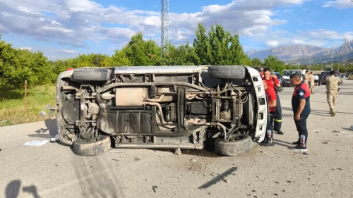 Erzincan’da otomobil aydınlatma direğine çarparak yan yattı: 1 yaralı