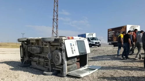 Van’da kontrolden çıkan hafif ticari araç takla attı