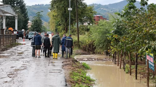 Ordu ve Giresun'da sağanak hayatı felç etti: Yollar kapandı, evleri su bastı