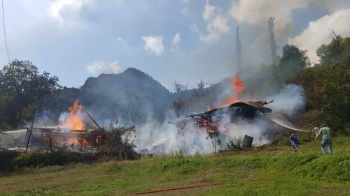 Artvin'in köyünde yangın! 4 hane alevlere teslim oldu