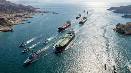 Hürmüz'de 53 ticari gemi rotasını değiştirdi