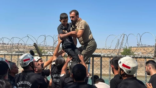 Sulama kanalında sürüklenen 2 çocuğu valinin korumaları kurtardı