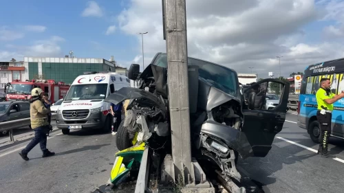 Çocukları taşıyan ticari araç bariyerlere çarptı: 12 yaralı