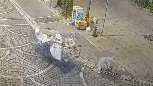 Üç tekerlekli araçla geldi, mazgalları söküp götürdü!