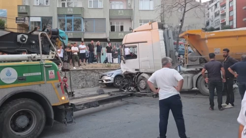 Esenler'de freni boşalan hafriyat kamyonu 7 araca çarptı