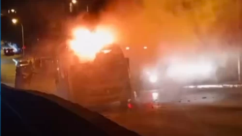 Kartal'da minibüs alev alev yandı
