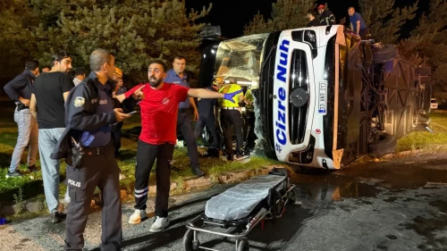 Kayseri’de feci kaza: Yolcu otobüsü ile yakıt tankeri taşıyan TIR çarpıştı: Yaklaşık 30 yaralı
