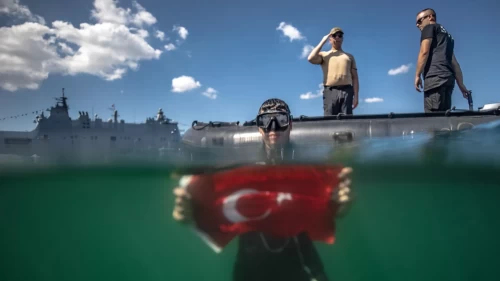 Dalgıçlardan su altında Türk bayraklı gösteri!