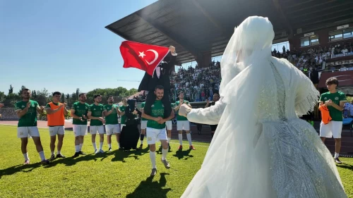 Gelinlik ve damatlıkla stadyuma koştular