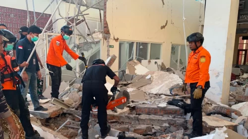 Endonezya’da 7.7 büyüklüğünde deprem: 20 ölü