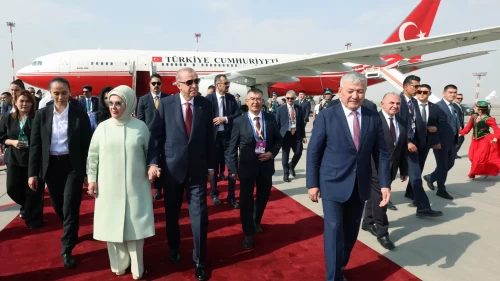 Cumhurbaşkanı Erdoğan zirve için Bişkek'te: Otel girişinde 'Dombra' jesti!