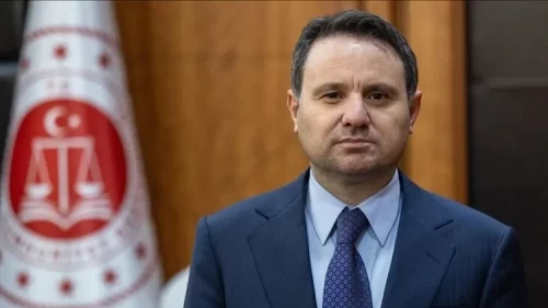 Bakan Gürlek intihar ettiği öne sürülen Behçet Oktay’ın ailesiyle görüşecek