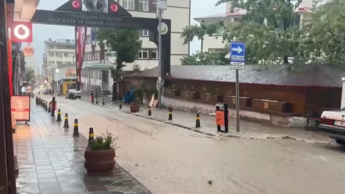 Artvin’de sağanak sele dönüştü: Ev ve iş yerlerini su bastı