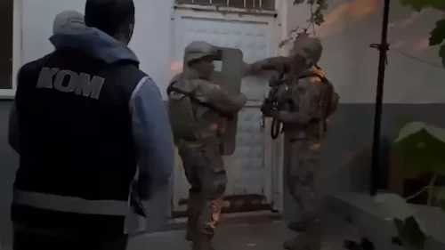 Sosyal medyadan silah gösterdiler! Operasyonla yakalandılar
