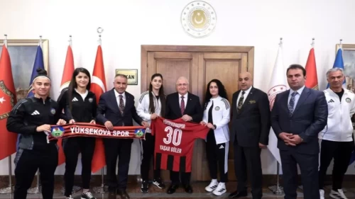 Kadın futbolcular Bakan Yaşar Güler’le bir araya geldi